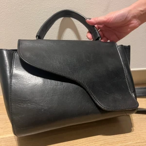 ATP Arezzo Svart  - Svart ATP väska, den stora. Köpt på Vinted för nån vecka sen, då jag fyllde år fick jag en helt ny så säljer den köpta. Nypris är 5200.💕