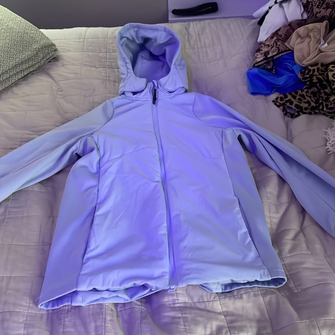 Ljusblå vindjacka med huva