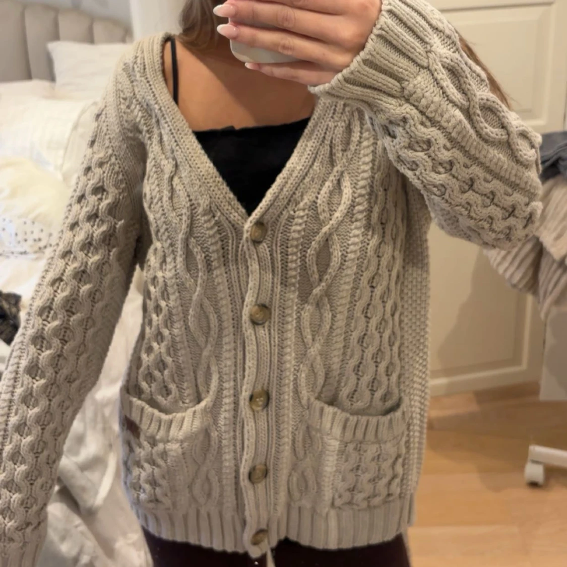 Beige stickad kofta från Boomerang