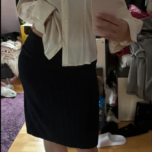 MaxMara kjol - Säljer en jätte fin halvlång maxmara kjol. Perfekt till jobbet eller bara till vardagen. Säljer även skjortan som är med på bilden. Den är i fint skick och nypris är cirka 2300kr. Kan gå ner lite i pris vid snabb affär. 