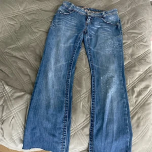 Blåa wide jeans från Chiappetta - Säljer ett par blåa jeans från Chiappetta med rak bootcut och slitna detaljer. Jeansen har klassisk femficksdesign, snygga slitningar framtill och är i storlek 34. Broderad logga på insidan av linningen och bakfickorna. Dom har slitningar nedtill och passar för någon som är under 158 cm, då dom är korta. Säljs även på vinted! Pris kan diskuteras 