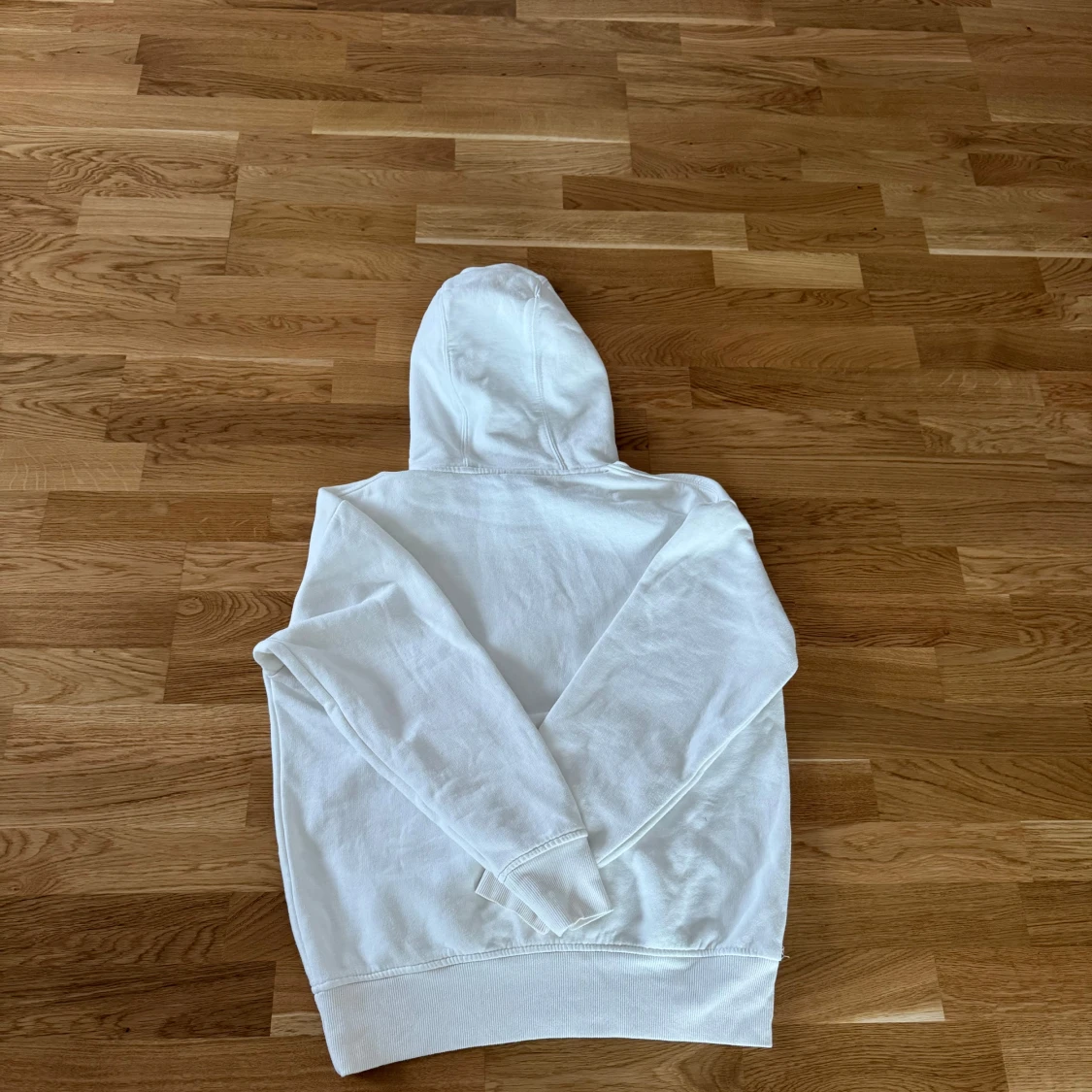 Vit hoodie med ficka framtill - 2