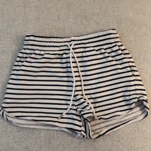 Shorts  - Använda fåtal gånger, normal i storleken.