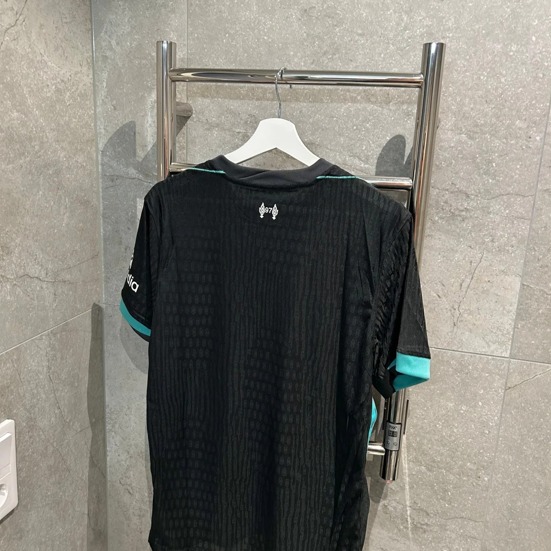 Liverpool 24/25 kit - 1