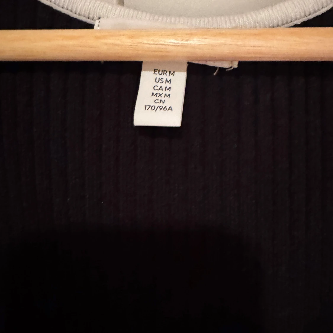 Svart ribbad långklänning med vit kant (Mama) - 2