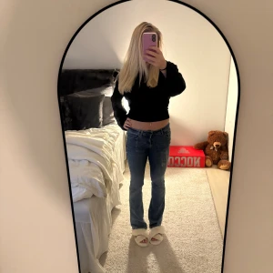 Bootcut jeans med låg midja - Bootcut jeans med lågmidja från Zara i storlek 34. Pris kan diskuteras i snabb affär