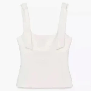 Vit linnetopp med breda axelband - Snygg vit linnetopp med breda axelband och knyt-detalj på axlarna. Toppen har en rak och croppad passform som ger en fräsch och modern look. Perfekt för varma dagar och enkel att matcha med jeans eller kjol.