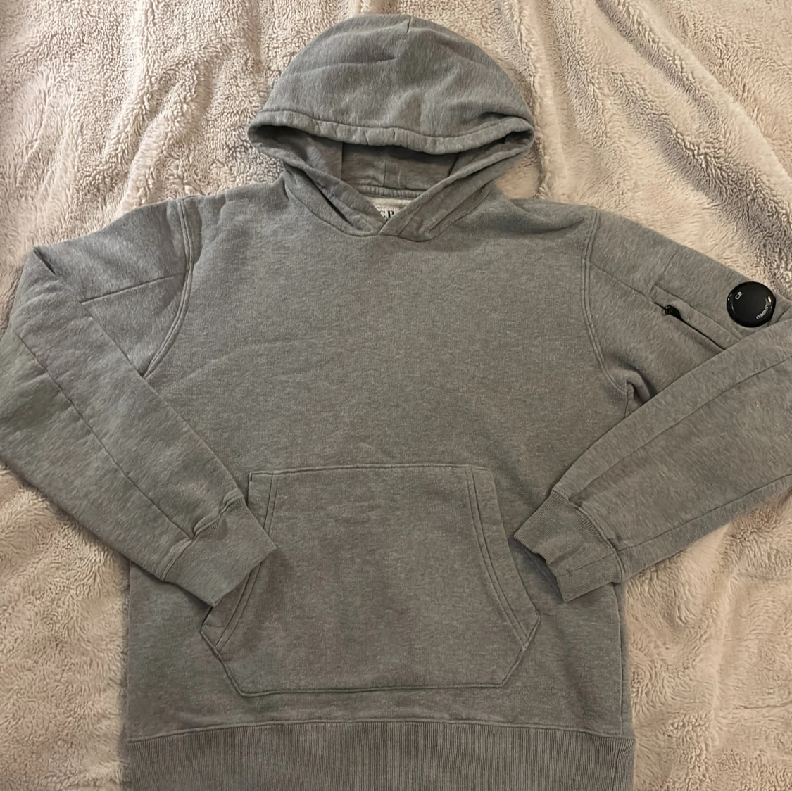 Grå hoodie från C.P. Company