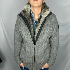 Grå Fur Cardigan från Gant  - Storlek: L Skick: 9/10 Modellen är 185cm & 78 kg 