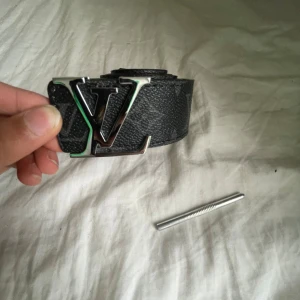 Louiss Vuitton bälte  helt ny - Louiss Vuitton bälte  helt ny kort  ingår ej och hålgörare  helt ny är de väldigt snygg med fina detaljer följ gjärna våran TikTok Scandinavia_market