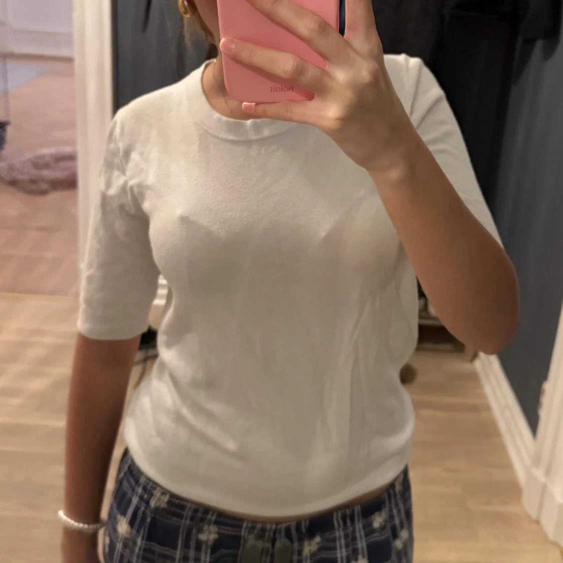 Vit stickad tröja med ribbade detaljer