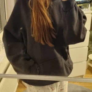 Oversized hoodie - Säljer denna oversized hoodie då den inte längre kommer till användning💗