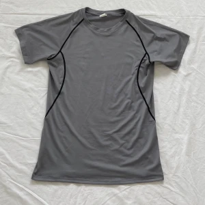Träningströja  - En grå träningströja. Storlek S. 