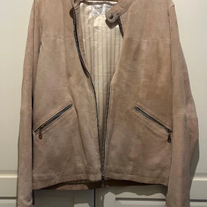 Beige mockajacka William Strouch - Aldrig använd så helt ny! 