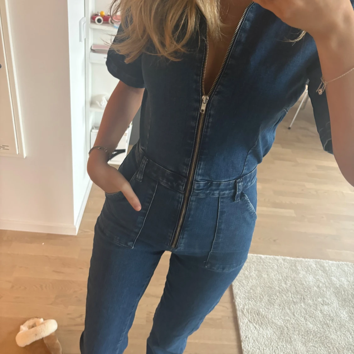 Mörkblå denim jumpsuit med dragkedja
