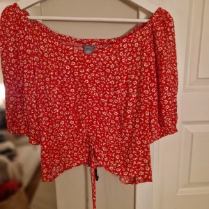 Sommarblus - Fin röd sommarblus från lindex. Man kan vänja hur mycket "knytning" men vill ha, om man ser de på bilderna. Öppen för prisförslag!