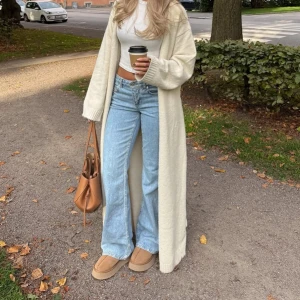 Ljusblå raka jeans från Gina Tricot - Säljer ett par ljusblå jeans från Gina Tricot med raka ben från knäna och neråt. De har normal passform, medelhög midja, stretch, dragkedjegylf och fickor fram och bak.  Sparsamt använda.