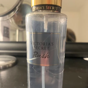Victoria's Secret Rush mist - Victoria's Secret Rush body mist i en stilren flaska. Volymen är 250 ml. Perfekt för dig som vill ha en fräsch och lätt mist att använda när som helst.