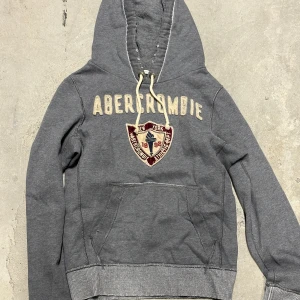 Abercrombie hoodie - Säljer nu denna extremt eftertraktade och sällsynta Abercrombie hoodie! Grymt skick, inga defekter - ser exakt ut som på bilderna! Storlek M! Skriv gärna vid frågor 💬✌️