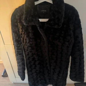 Svart pälsjacka från Lindex xs  - Längre modell oanvänd 