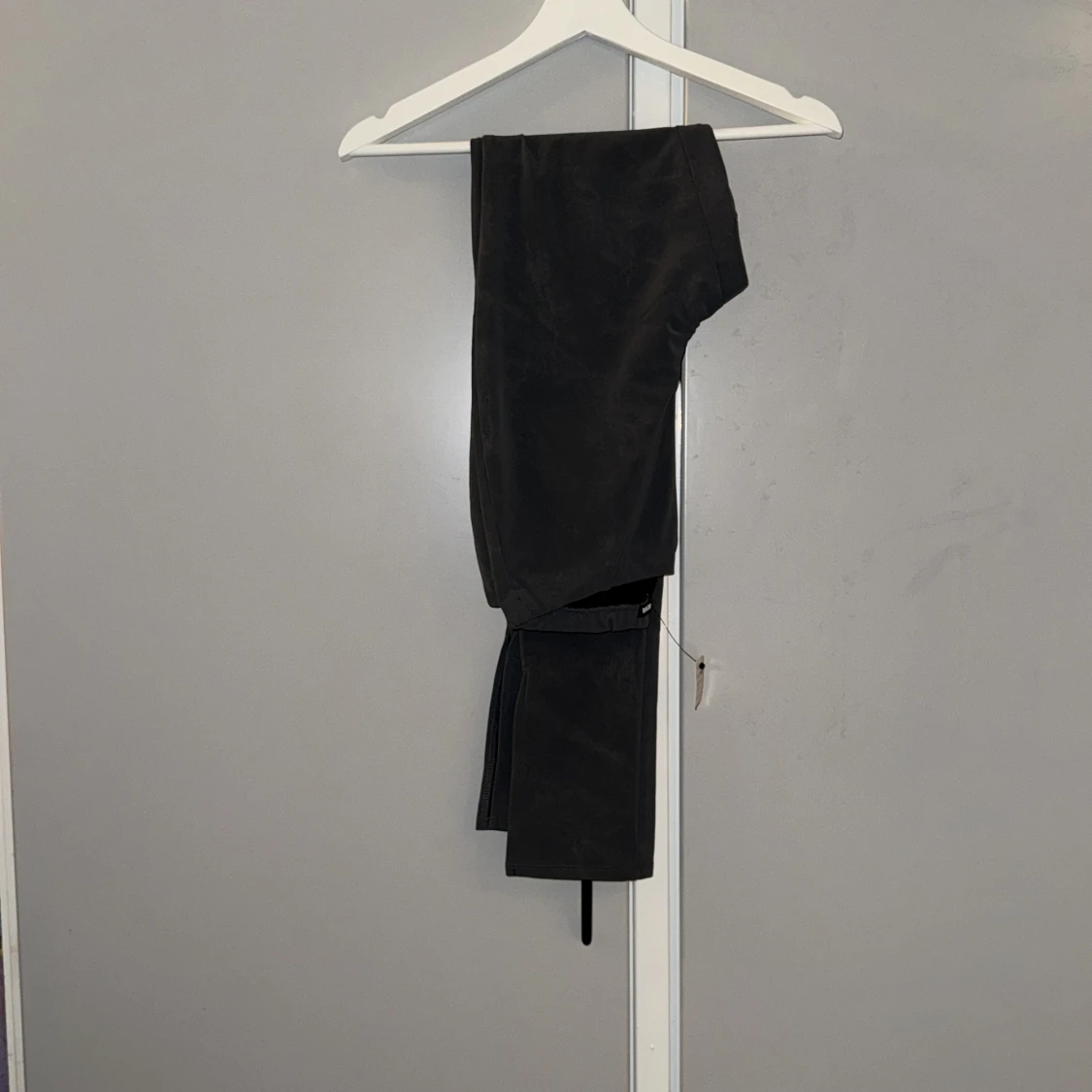 Gråa byxor från Fashion Nova