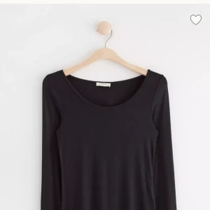 Svart långärmad tröja från Lindex - En svart långärmad tröja från Lindex i storlek S. Modellen har en rundad halsringning och är figurnära med enkel, stilren design. Materialet är mjukt och stretchigt, perfekt för att bygga lager eller bära som den är. Snygg och enkel att matcha med allt. Ny pris: 200kr.