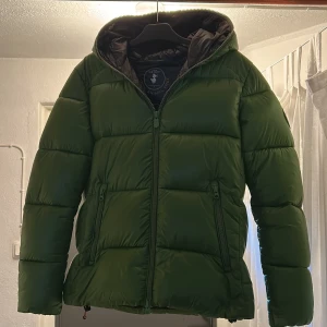 	Save The Duck vinter jacka! - Hej, säljer nu denna skit snygga och coola vinter jackan då jag har en annan så denna används ej. Inprincip helt ny använd några vinterdagar men är som ny. Den heter Save The Duck EDGARD Dunjacka. Kvitto finns om ni vill se!