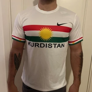 Vit Kurdistan t-shirt från Nike - Vid intresse kontakta primekits1 på Instagram DM, finns storlekar från S-XL.🏆                                            Instagram : primekits1