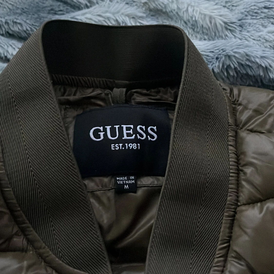 Olivgrön pufferjacka från Guess M - 1