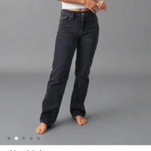 Mid straight jeans  - Mid waist jeans i storlek 38 hade kunnat passa en 36 med. Använda 1 gång så helt som nya! Mitt pris 120 nypris 499. Helt slutsålda på nätet och i butik