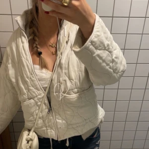 Populär Quiltad vit/beige jacka från Zara - Säljer denna supersnygga och slutsålda höstjackan från zara 🍂 endast använd fåtal gånger och är i mycket bra skick 💗💗