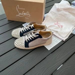 Christian Louboutin  - Christian Louboutin skor, storlek 42. Skorna är äkta har kvitto och beställnings papperna från när jag köpte dom. Pris är ej hugget i sten!!