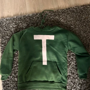 Alvin och gänget hoodie - Säljer min Alvin och gänget hoodie eftersom jag inte har användning till den, perfekt för halloween eller andra utklädnads tillfällen. Bokstaven T sitter fast på hoodien men har lossnat lite men inget man ser eller tänker på, därav priset.😀