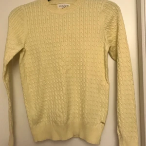 Kabelstickad långärmad tröja från Lindex Holly & Whyte XS - Superfin, inga hål eller fläckar   Kabelstickat  Stickat  Stickad