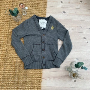 Grå kofta från Abercrombie & Fitch - Tröjan har hål vid fickan och ärmen men den är små och lätta at sy ihop