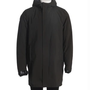 Svart dunjacka med huva från Prada 3 jackor i en! - Säljer en svart dunjacka från Prada med huva och stilren design. Jackan är tillverkad i nylon och fylld med dun och ejderdun för extra värme. Den har dragkedja framtill och diskreta fickor på sidorna. Perfekt för kalla dagar när du vill hålla stilen. Jackan är tre olika i en!