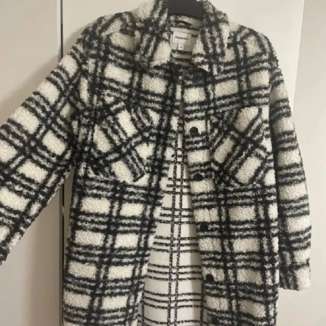 Rutig teddyjacka från Kappahl