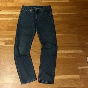 Levi's 511 mörkblå jeans W32 L32 - Säljer ett par Levi's 511 jeans i mörkblå tvätt med klassisk femficksdesign. Hör av er vid funderingar 