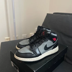 Air Jordan 1 Mid Shadow Red (Nypris 2199kr) storlek 40 - Fint par Air Jordan 1 Mid Shadow Red storlek 40. Box tillkommer.  Resale priset ligger på 2199kr för denna storlek.  Skicket är 7.5 av 10.  Mycket fina och toppen skor för höst vintern.