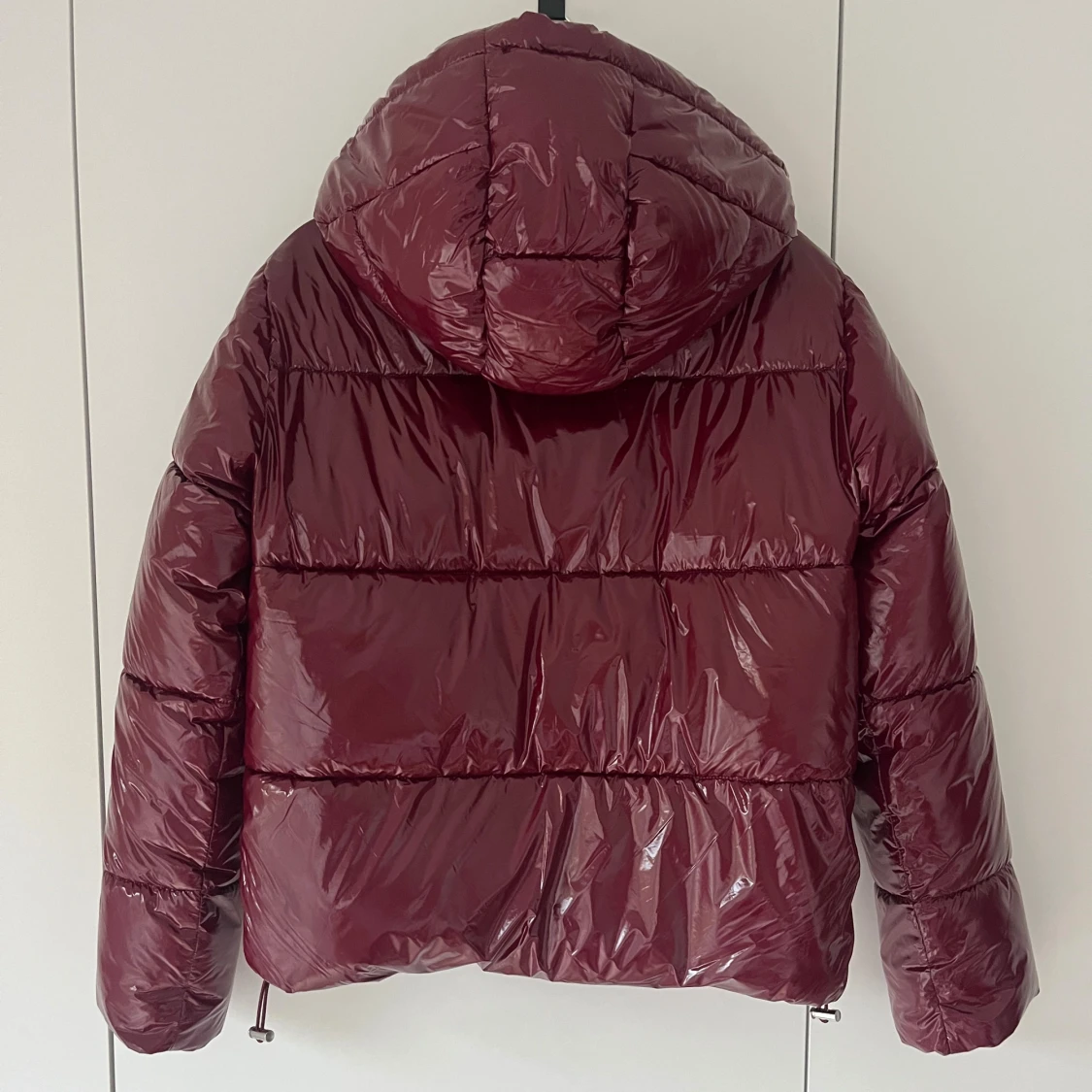 Vinröd pufferjacka med huva - 1