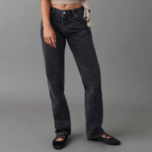 Gina svarta jeans straight fit - Säljer ett par low straight jeans från Gina tricot i storlek 38, nästan oanvända. De är svarta med lite urtvättad stil 