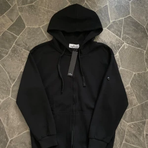 Stone island svart zip - säljer denna fina zip hoodien med inga defekter, även helt nytt. Fick den som present och säljer den eftersom den var liten på mig.  Pris kan diskuteras!!!
