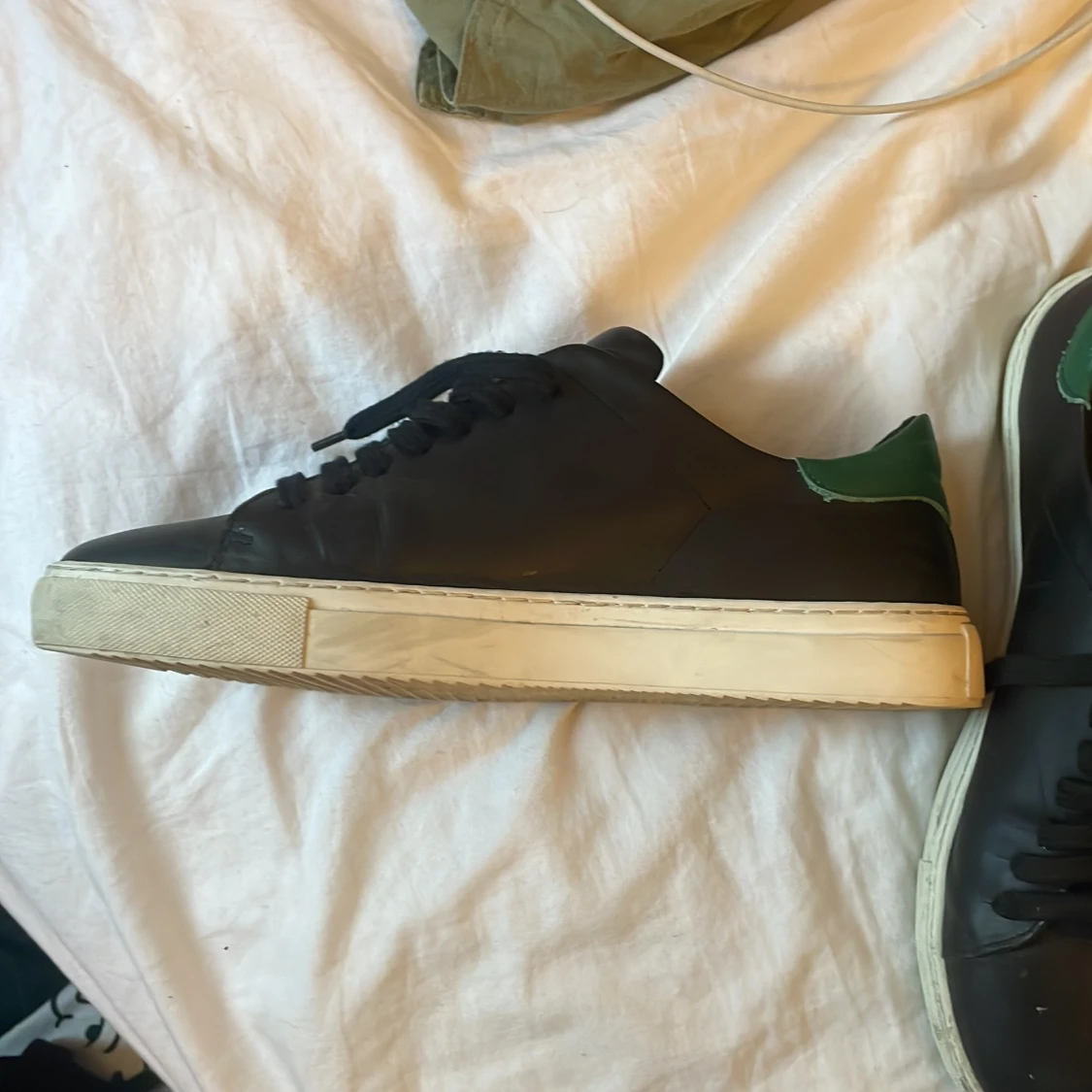 Svarta Axel Arigato sneakers med broderad blomma - 2