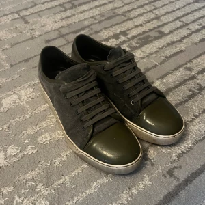 Lanvin skor - Detta är ett par lanvin skor som är i bra skick. Dem har färgen olivgrön som är jätte stilren och poppis bland grish stilen!