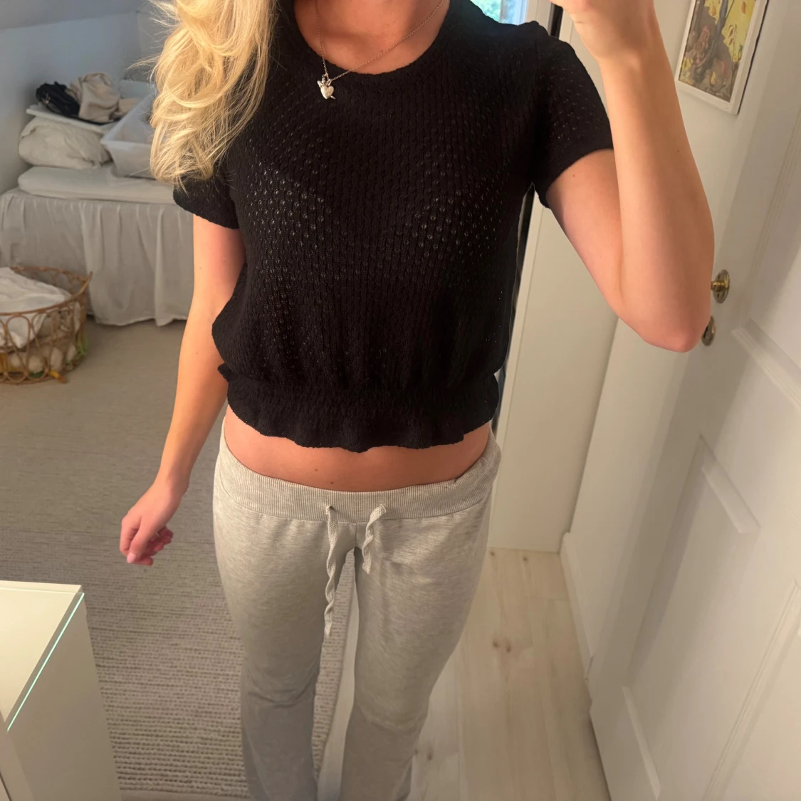 Svart croppad topp med hålmönster - 2