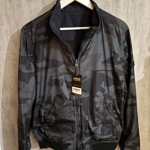 Mörkblå woolrich windbreaker - En riktigt riktigt fet windbreaker från woolrich, perfekt nu till hösten!  Skick:10/10 Pris: 1599 (kan diskuteras) Storlek: L men passar också M Jackan är begagnad men har kvar etiketten från försäljaren!