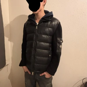 Moncler cardigan - Riktigt snygg moncler jacka i storlek m/2. Säljer pågrund av har ingen användning av den längre. Pris är inte hugget i sten vid snabb affär! Har du några frågor så är det bara att hojta till!                                          Mvh