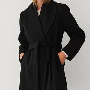 Svart lång kappa med bälte - Stilren svart kappa med sjalkrage och knytskärp i midjan. Lång modell med raka ärmar och fickor i sidorna. Lite nopprig. Perfekt för dig som vill ha en klassisk och snygg look under höst och vinter. Materialet är mjukt och känns lyxigt. Från Gina. Nypris 1299kr 