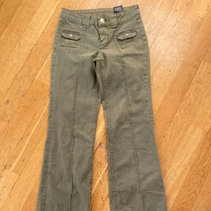 Gröna jeans - Säljer mina jätte snygga gröna jeans från hm då de inte kommer till användning längre!