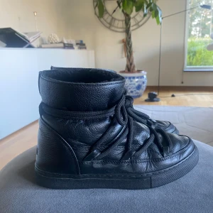 Svarta Inuikii boots i skinn - Super snygga svarta boots från Inuikii i äkta skinn med snörning och mjukt foder. Storlek 37 och ny pris är 3500kr🎀